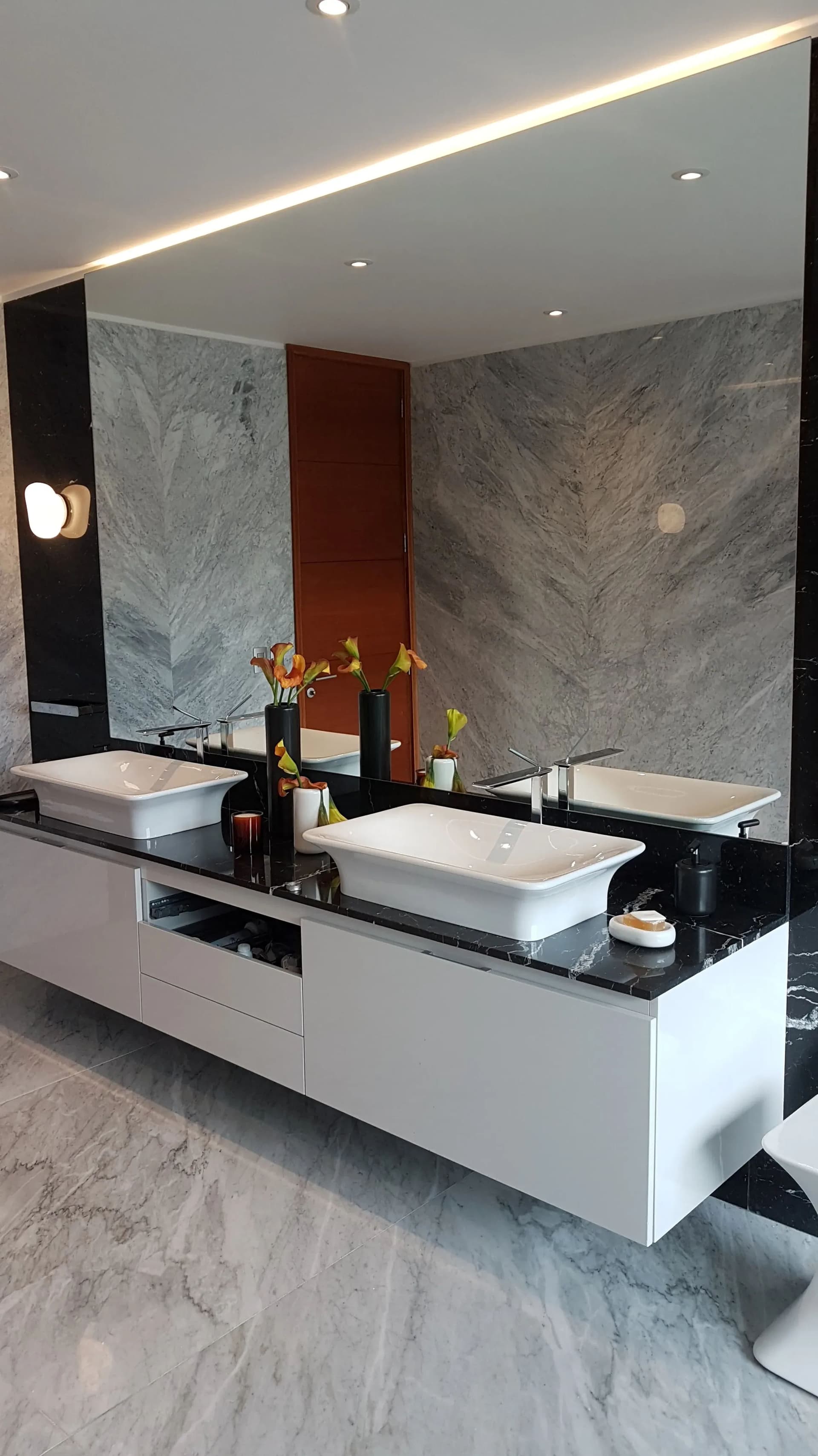 Baño moderno con acentos de madera